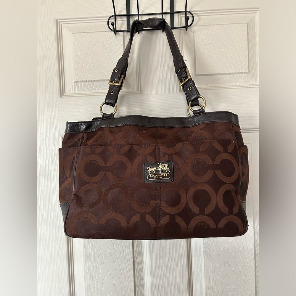 Vintage COACH handbag, good condition. Used but it good condition. No stains.